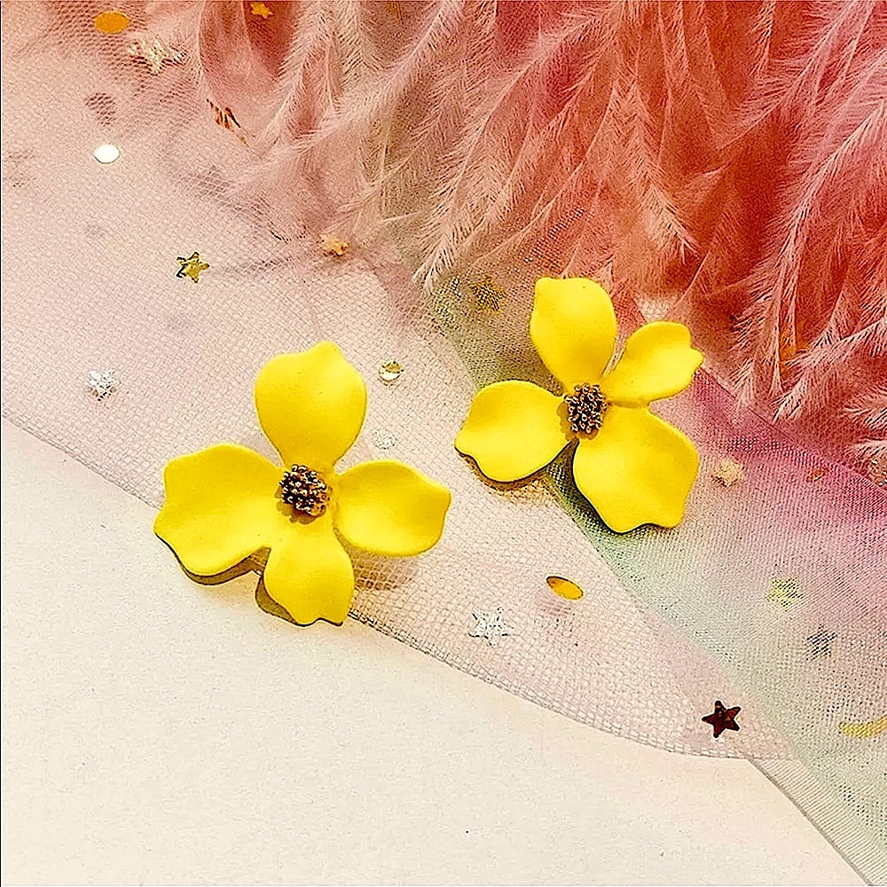 🚨2 x $20🚨🌼YELLOW🌼Flower Stud Earrings - Picture 2 of 6